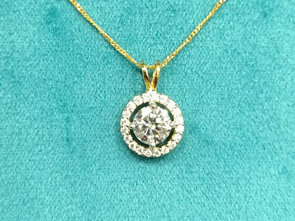 Traffic outlet light moissanite pendant